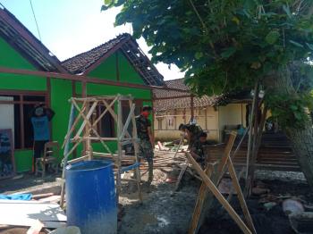 Ringankan Beban Warga, Satgas TMMD Bojonegoro Bersama Masyarakat Bantu Tarji Perbaiki Rumah